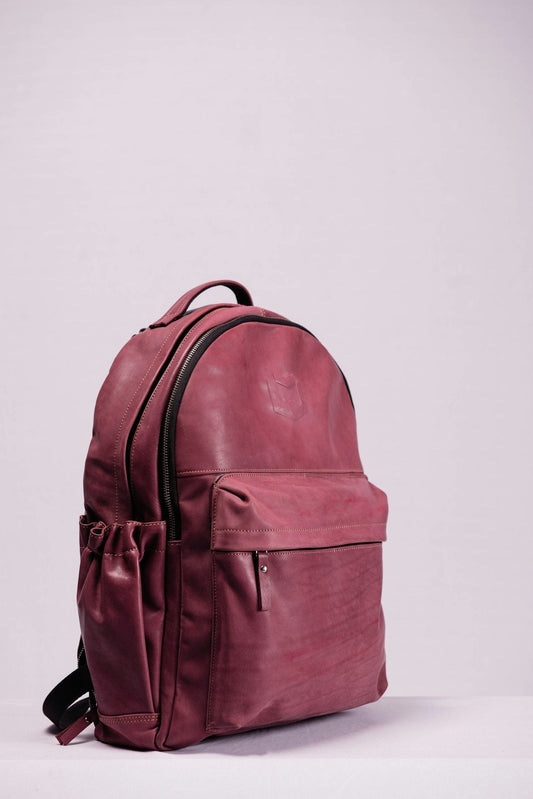 Leather gym bag with quality craftsmanship detail