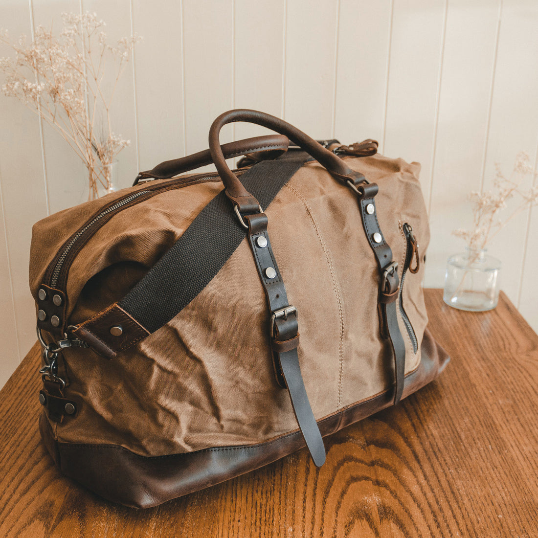 Waxed Canvas vs. Leather Travel Bags: Which One is Right for You? - Woosir